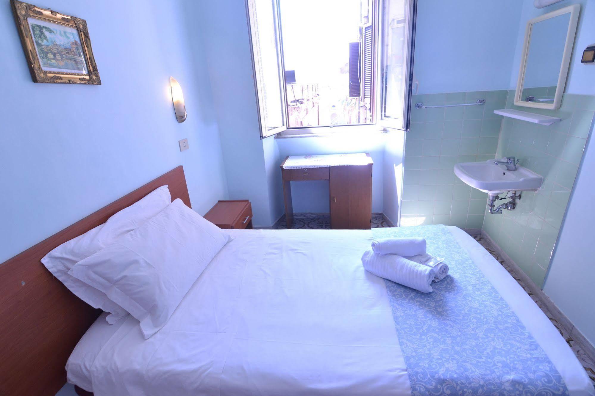 Cathrine Hotel 2*