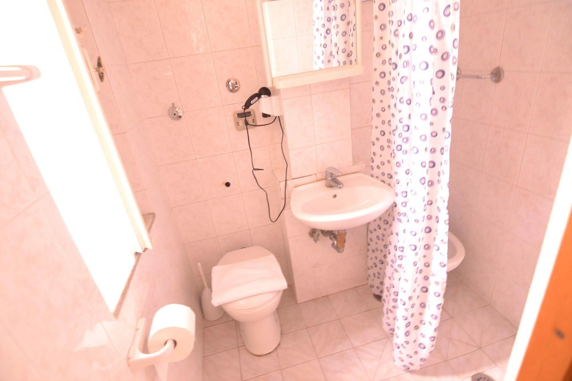 Cathrine Hotel 2*